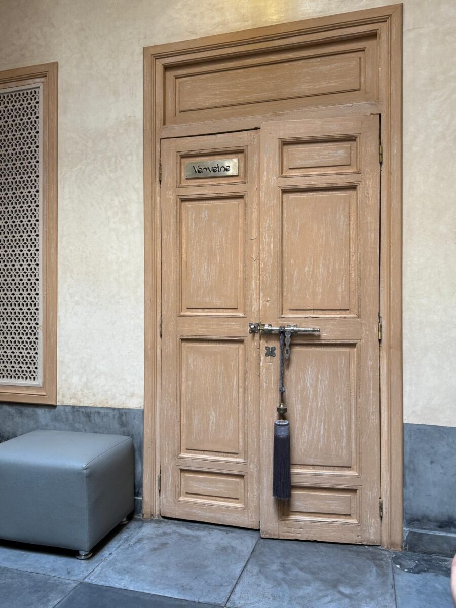 Traditionelle Holz-Doppeltür mit Messingbeschlägen im Les Bains D’Orient Hammam in Marrakesch