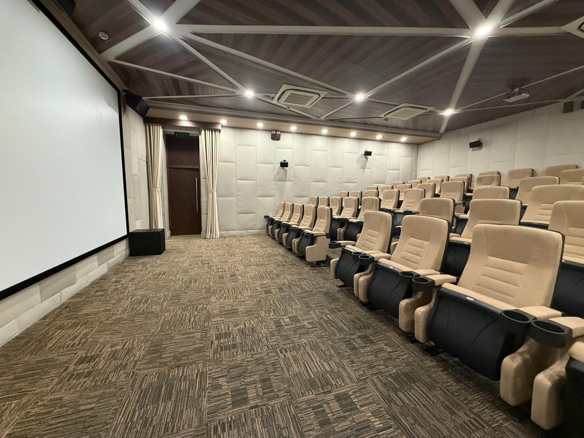 Privates Kino mit Ledersitzreihen und Projektionsfläche im The Anam Cam Ranh Resort