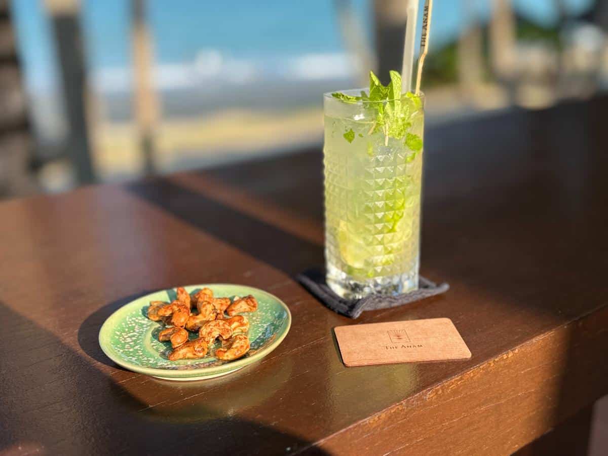 Mojito-Cocktail und Snack-Teller an einem Bar-Tisch am Strand mit Meerblick im The Anam Cam Ranh