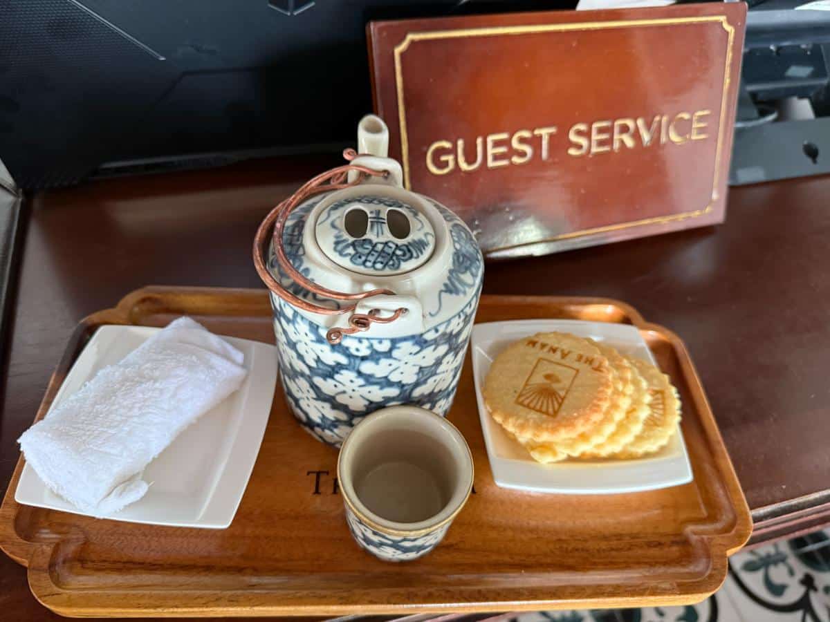 Traditionelles vietnamesisches Teeservice mit blau-weißer Porzellan-Teekanne und Gebäck auf dem Tablett im The Anam Cam Ranh