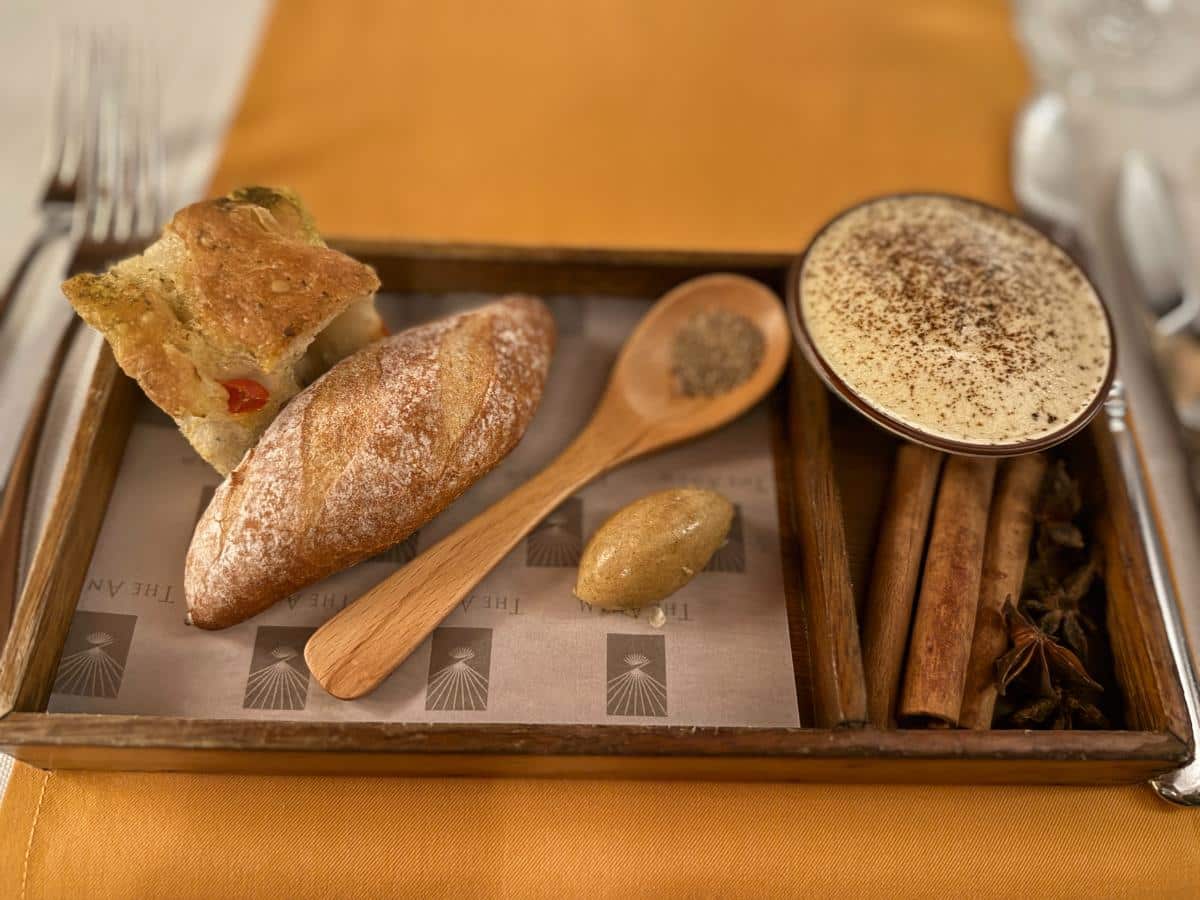 Handwerklich hergestellter Brotkorb mit frischen Baguette-Dip-Saucen und Holzlöffel im Restaurant The Anam Cam Ranh