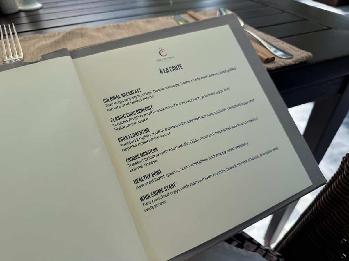A la carte Frühstücksmenü auf dem Esstisch im Restaurant The Anam Cam Ranh
