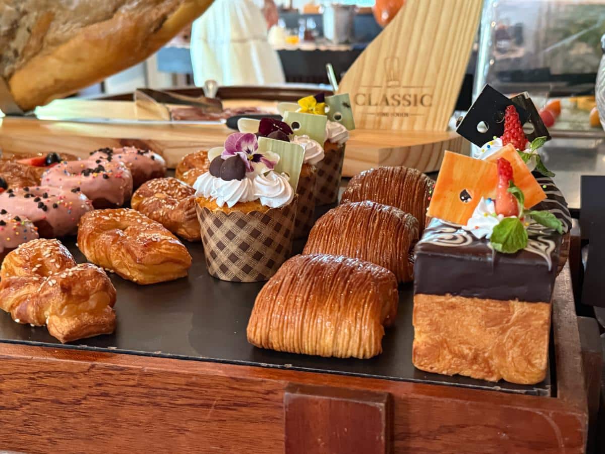 Gebäck- und Dessertauslage mit Croissants, Kuchen und Petit Fours am Frühstücksbuffet im The Anam Cam Ranh