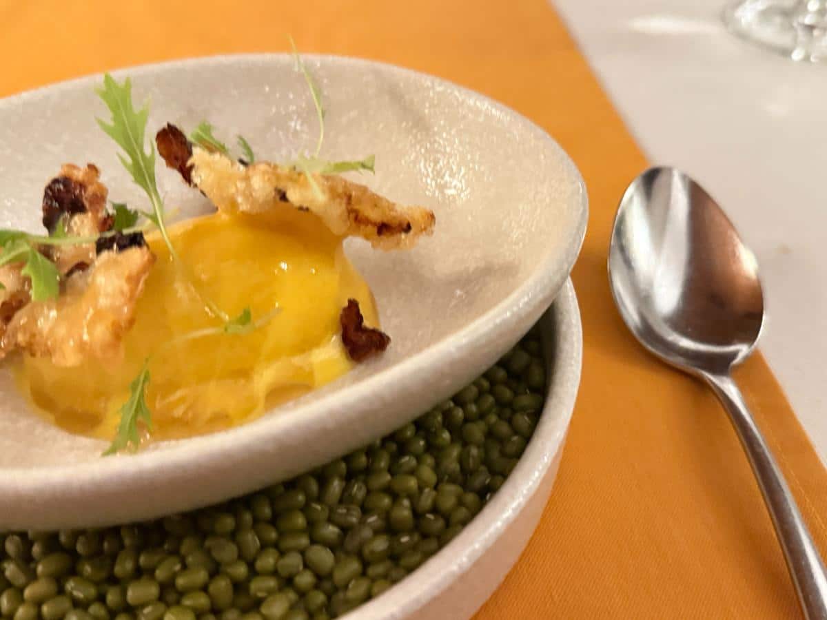Feinschmecker-Vorspeise mit grünen Linsen und delikaten Tellern im The Anam Cam Ranh Fine Dining Restaurant