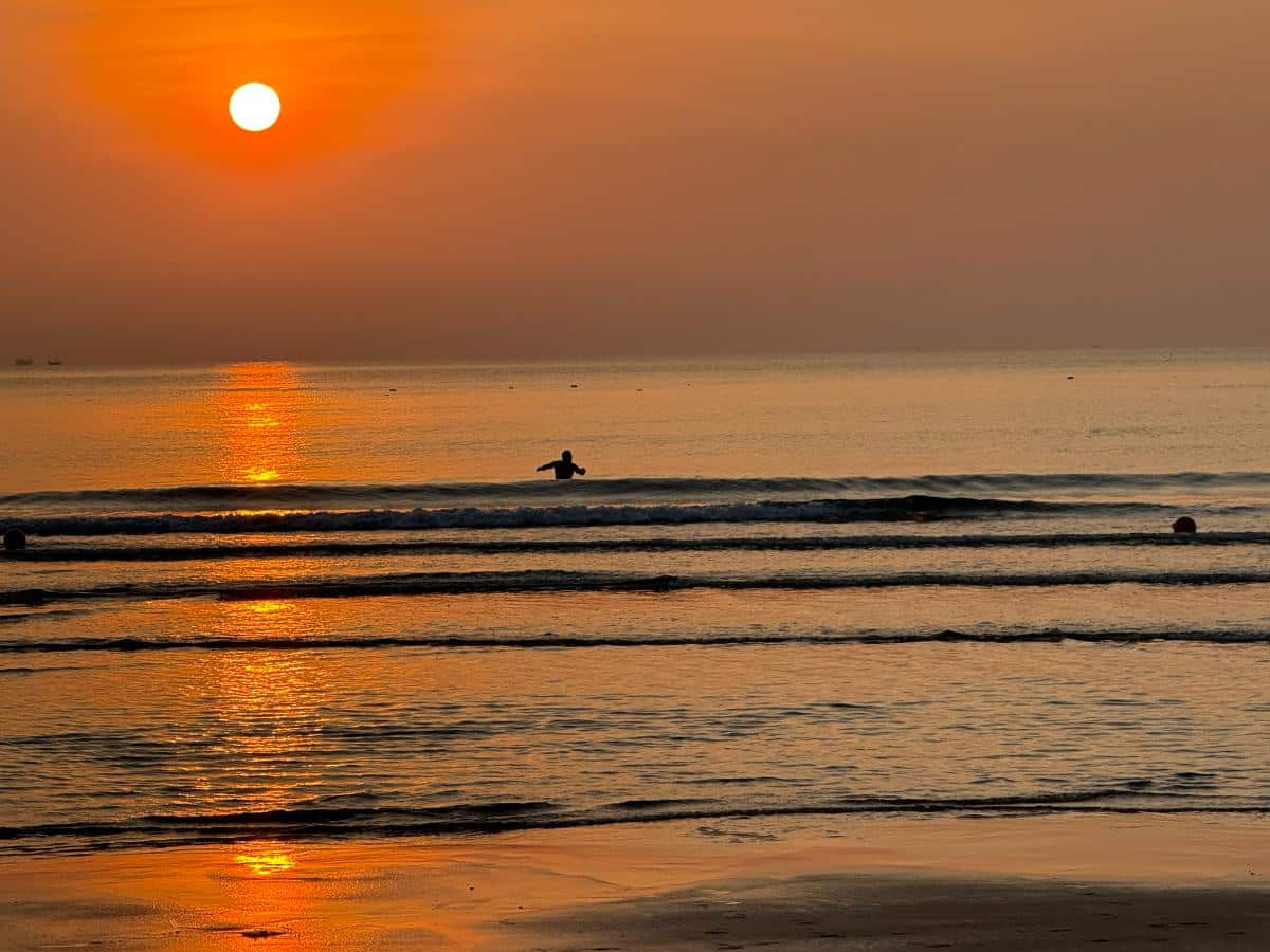 Goldener Sonnenuntergang über dem Meer am Strand von The Anam Cam Ranh