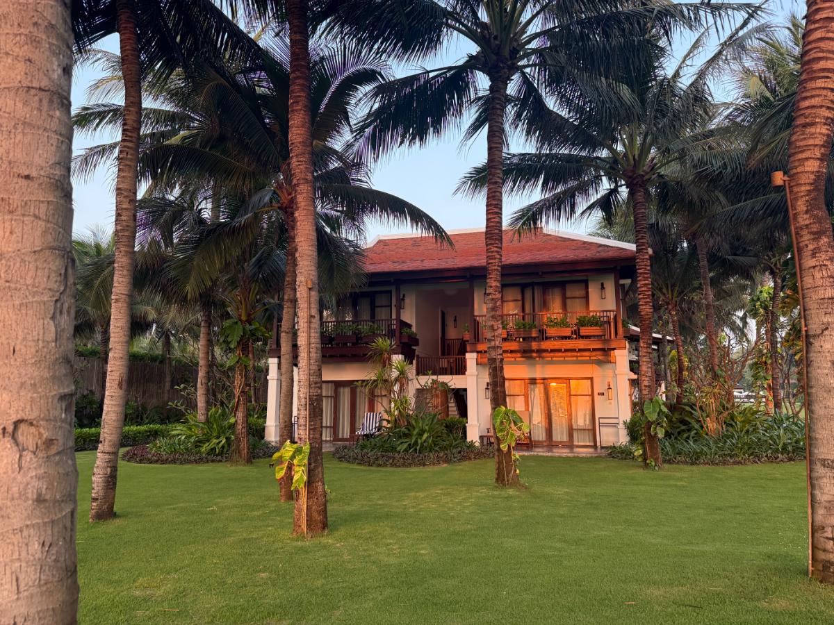 Das Anam Cam Ranh Resort mit seinen traditionellen Holzvillen inmitten von Palmen und tropischen Gärten