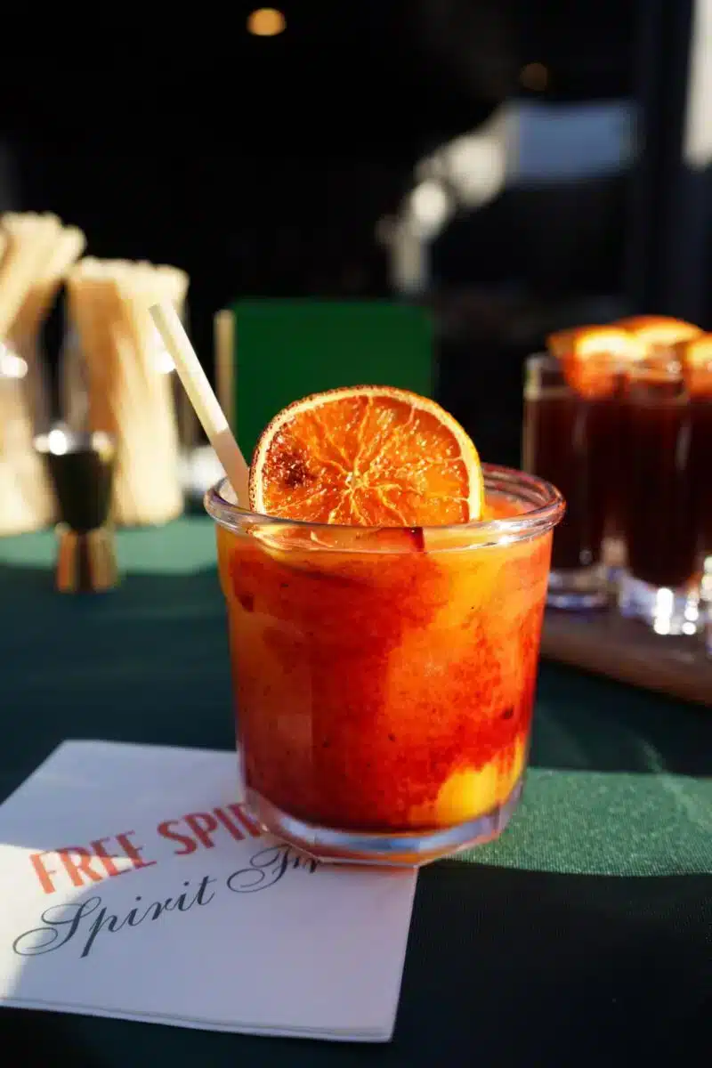 Funktioneller Mocktail mit getrockneter Orangenscheibe bei einem alkoholfreien The Healthy Hour Event