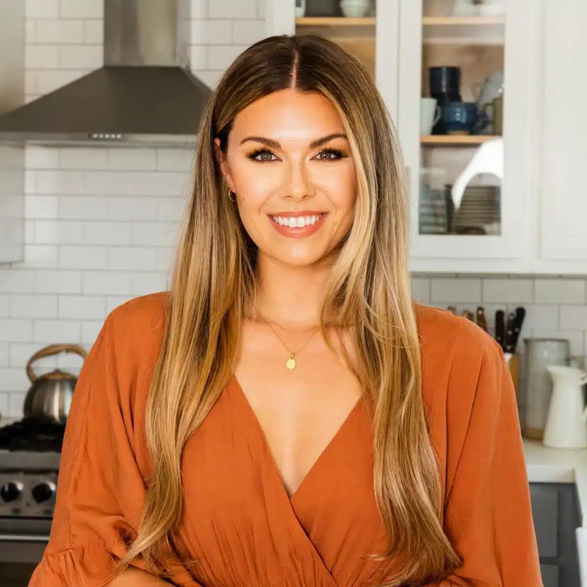 Alexa Ryan, Neurotherapeutin und Gründerin von The Healthy Hour, lächelnd in einer hellen Küche