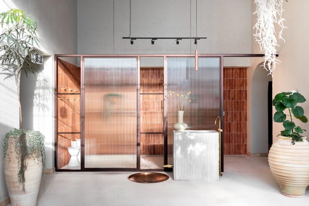 Backsteininterieur mit warmem Licht und Pflanzen im Sense of Self Spa Melbourne