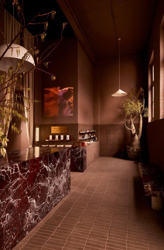 Saunaraum aus Holz mit stimmungsvoller Beleuchtung im Sense of Self Spa Melbourne