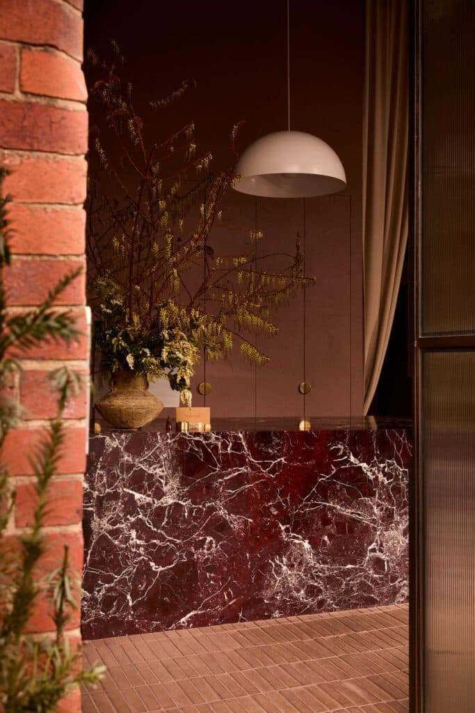 Gemeinschaftlicher Badebereich mit Kupferarmaturen im Sense of Self Melbourne
