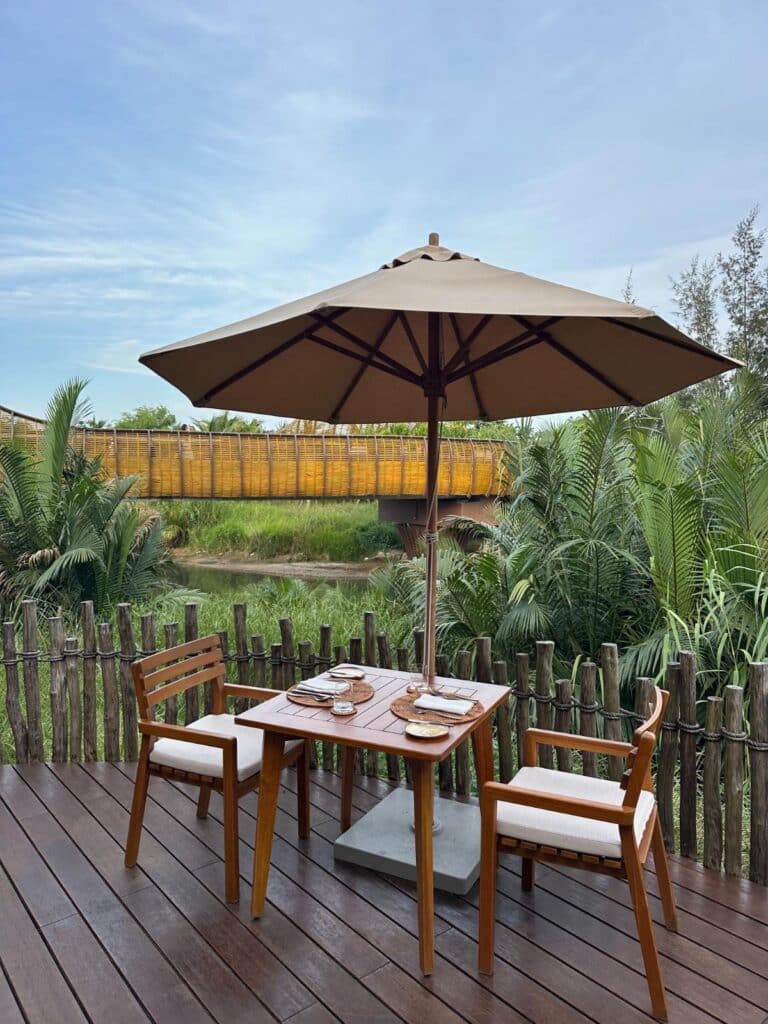 Frühstückstisch am Ufer des Thu Bon Flusses, The Merchant, Namia River Retreat, Hoi An, Vietnam