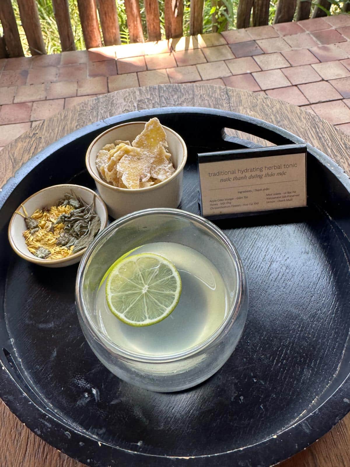 Traditionelle vietnamesische Kräutertonika-Zutaten auf einem Tablett, Namia River Retreat Wellness-Amenity, Hoi An, Vietnam
