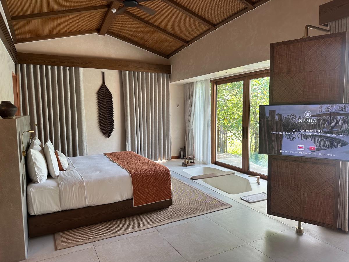 Schlaf- und Wohnbereich durch eine drehbare Leinwand getrennt, Pool-Villa, Namia River Retreat, Hoi An, Vietnam
