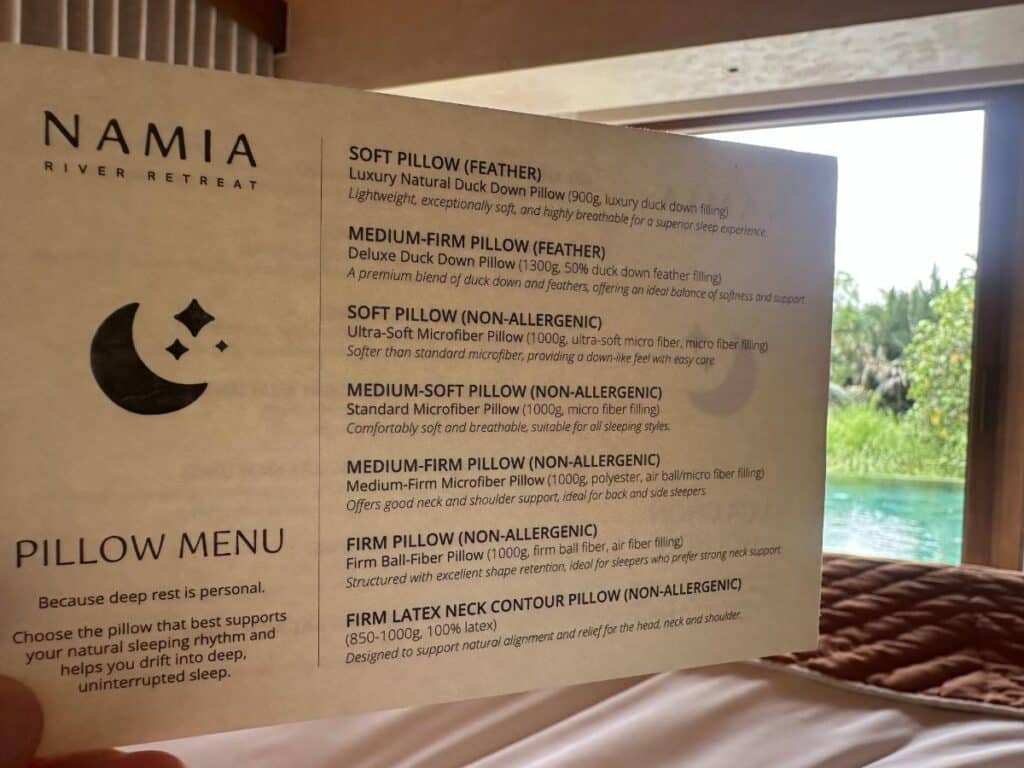 Namia-Kissenkarte auf dem Bett mit sieben Kissenoptionen, Namia River Retreat, Hoi An, Vietnam
