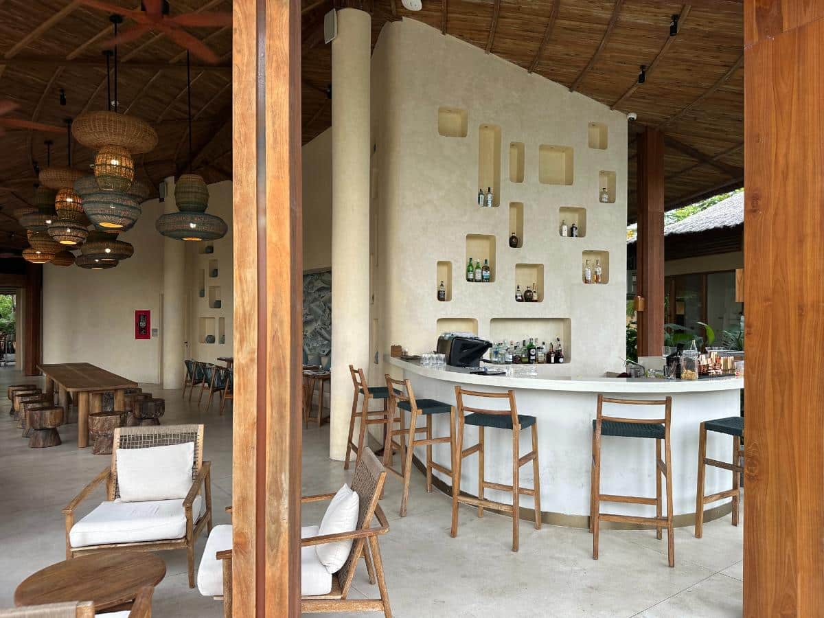 Lobby-Bar und Lounge mit Rohrpendelleuchten und Hockern, Namia River Retreat, Hoi An, Vietnam