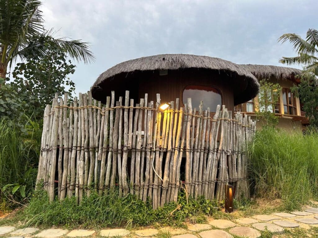 Strohgedeckte private Spa-Hütte mit Bambuszaun, Namia River Retreat, Hoi An, Vietnam