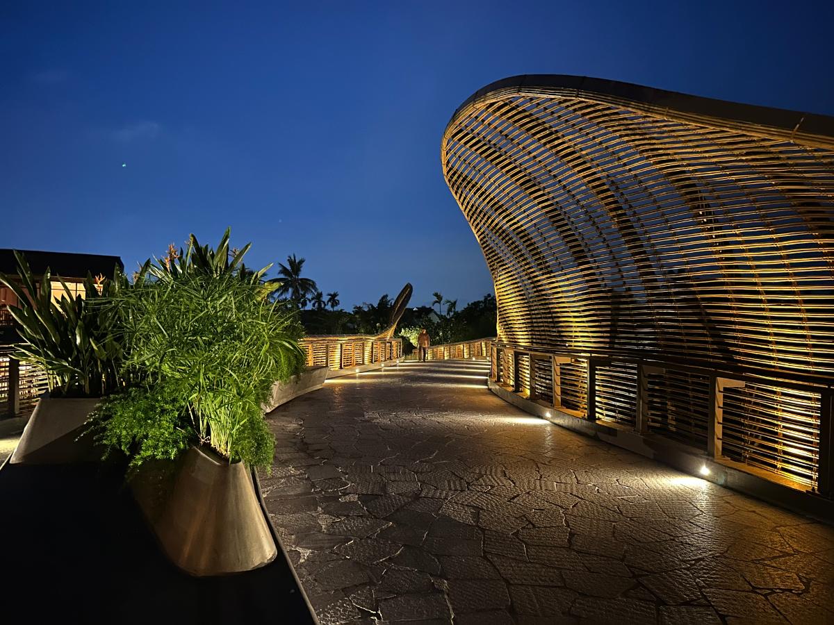 Gebogene Bambuspavillon-Architektur in der Dämmerung, Namia River Retreat, Hoi An, Vietnam