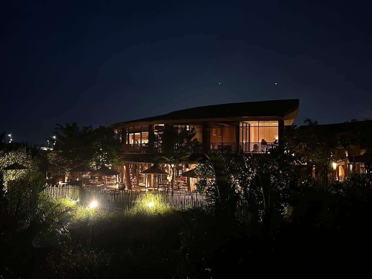 Beleuchtete Pool-Villa bei Nacht über einem Lotusteich, Namia River Retreat, Hoi An, Vietnam