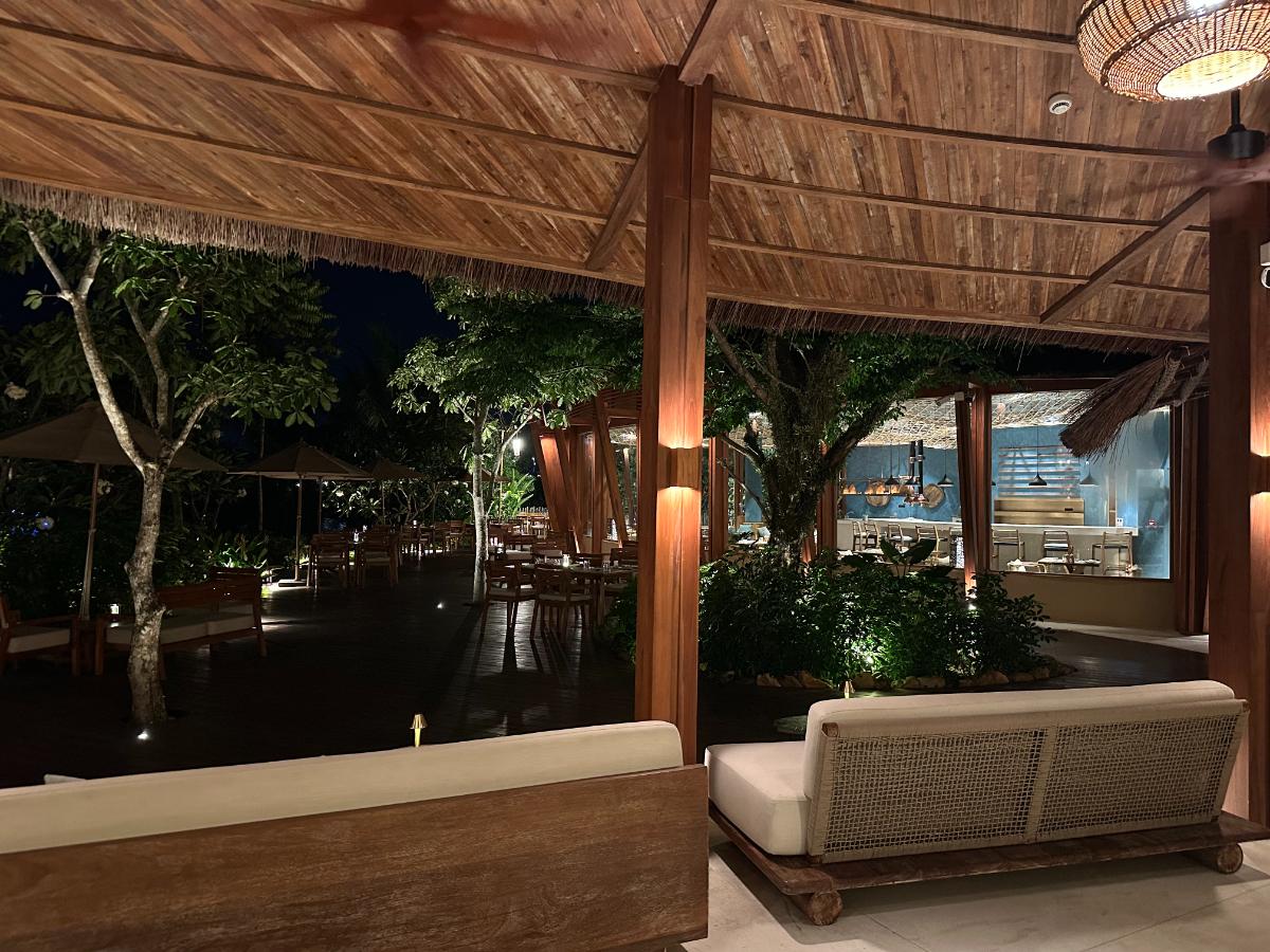 Offene Bar und Lounge unter Strohdach bei Nacht, Namia River Retreat, Hoi An, Vietnam