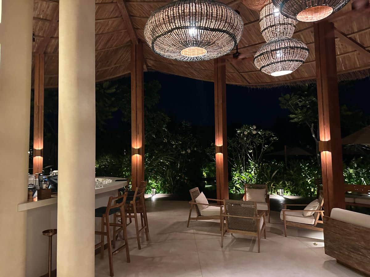 Lobby-Pavillon mit skulpturalem Kristallkronleuchter bei Nacht, Namia River Retreat, Hoi An, Vietnam
