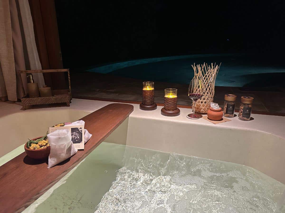 Badritual im Freien mit Kerzen und Weihrauch am privaten Pool, Namia River Retreat, Hoi An, Vietnam