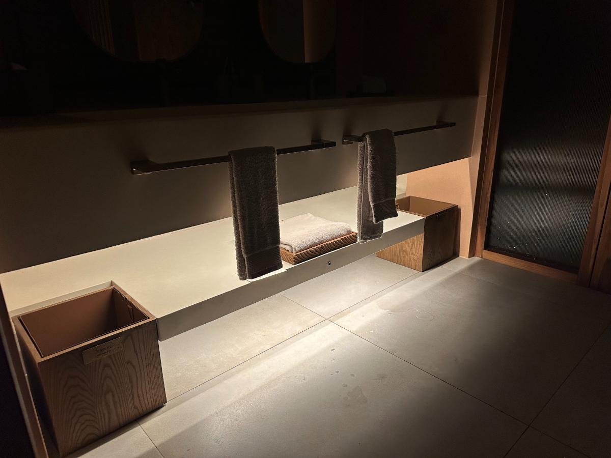 Begehbarer Kleiderschrank mit Kleiderbügeln und gefalteten Regalen in der Pool-Villa, Namia River Retreat, Hoi An, Vietnam