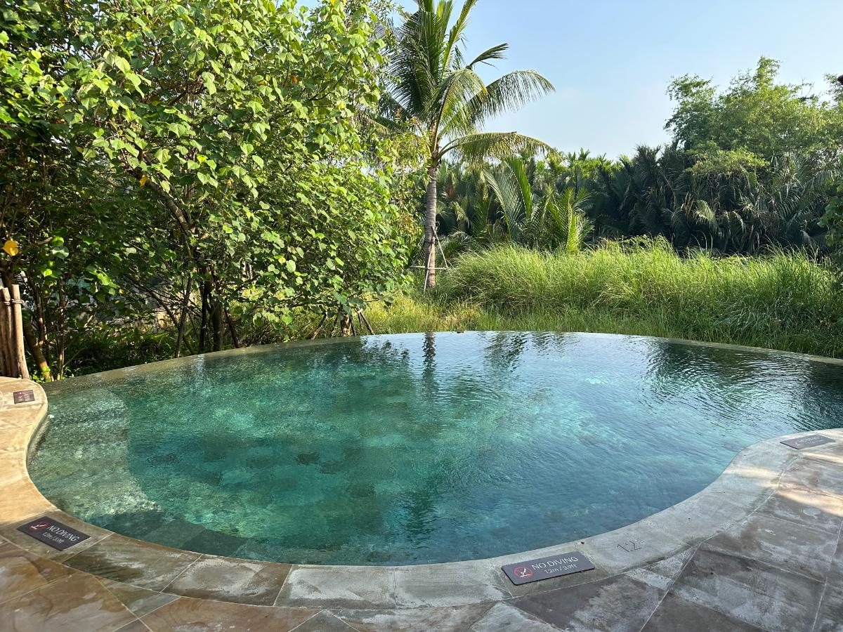 Privates Tauchbecken mit Blick auf den tropischen Dschungel von der Terrasse der Villa, Namia River Retreat, Hoi An, Vietnam