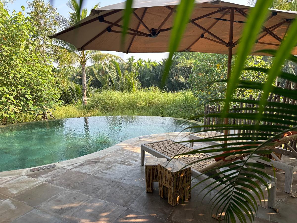 Privates Tauchbecken mit Bambusliegen und Sonnenschirm in der Pool-Villa, Namia River Retreat, Hoi An, Vietnam