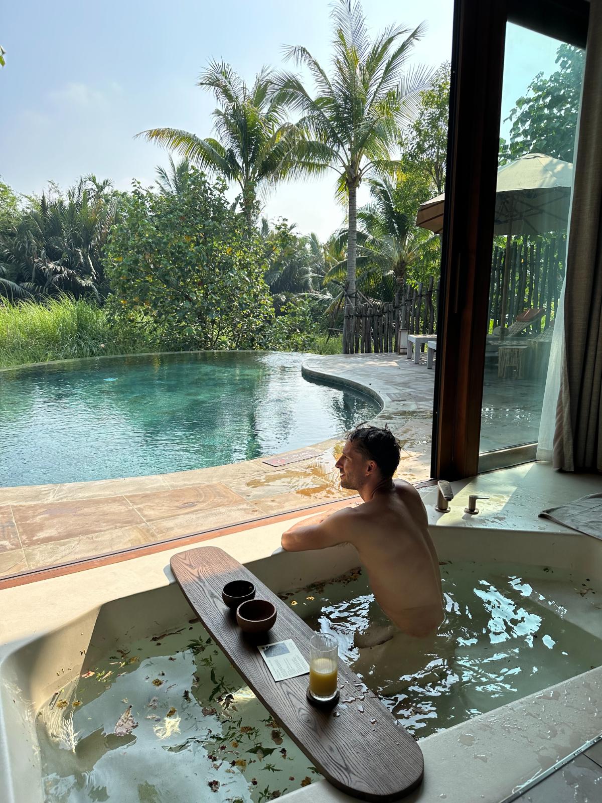 Ein Gast badet im privaten Tauchbecken mit Cocktails in einer Pool-Villa, Namia River Retreat, Hoi An, Vietnam