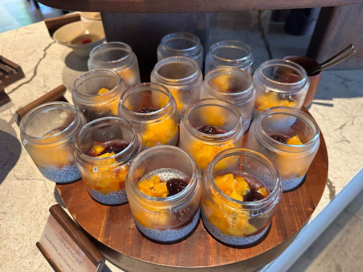 Chia- und Mango-Puddinggläser auf dem Frühstücksbuffet, Namia River Retreat, Hoi An, Vietnam