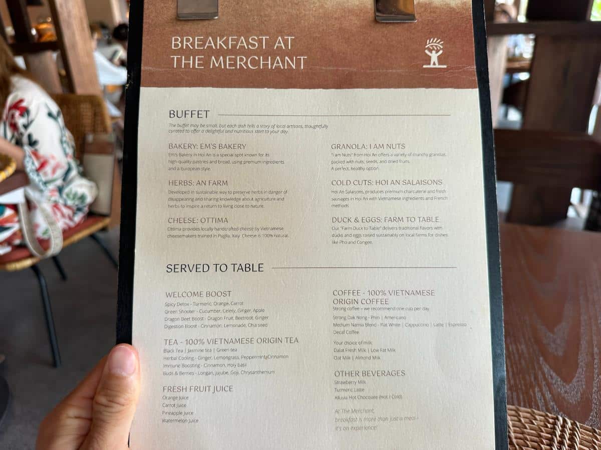 Gast liest die Frühstückskarte im Restaurant The Merchant, Namia River Retreat, Hoi An, Vietnam