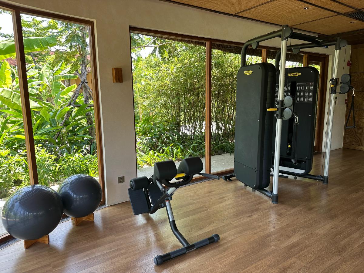 Kabelwiderstandsgerät im Fitnessstudio mit Blick auf den Dschungel, Namia River Retreat, Hoi An, Vietnam