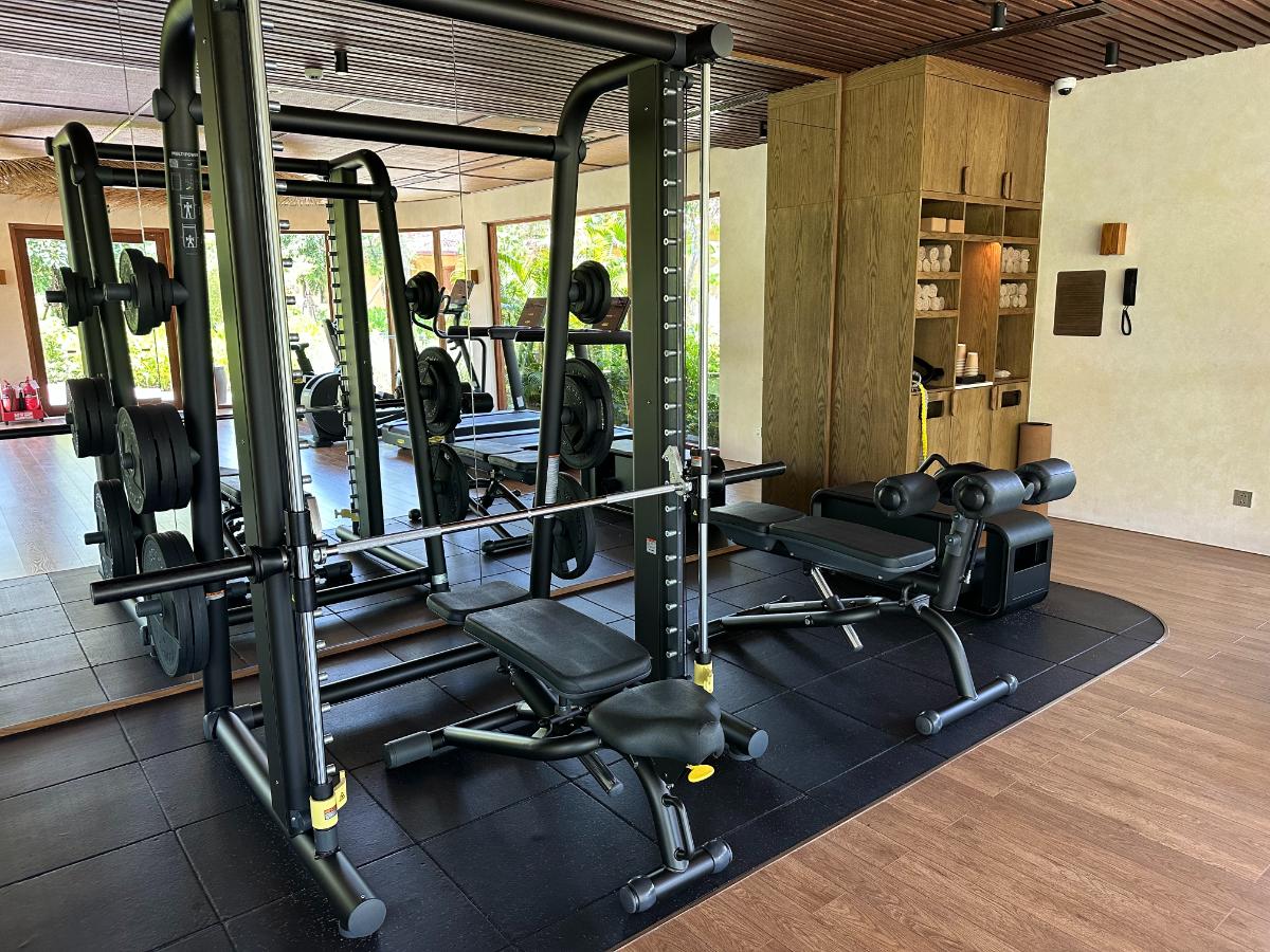 Freihantelständer und Bankdrückstation im Fitnessstudio, Namia River Retreat, Hoi An, Vietnam