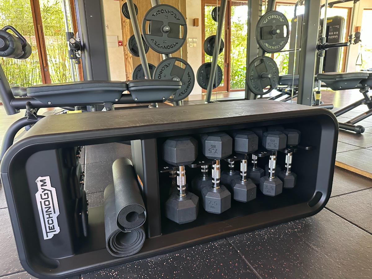 Technogym-Hantelständer mit freien Gewichten im Fitnesscenter, Namia River Retreat, Hoi An, Vietnam