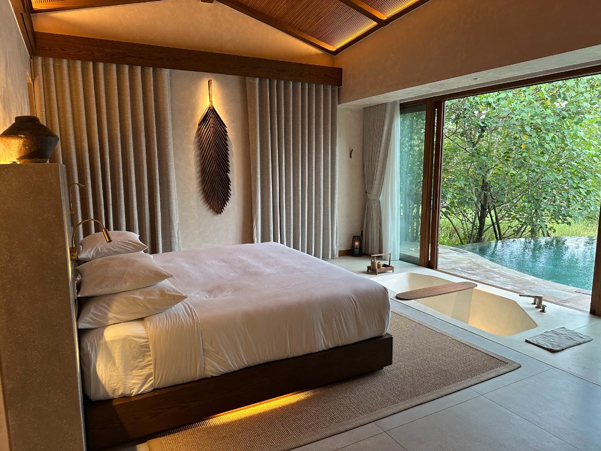 Privates Pool-Villa-Königszimmer mit gewölbter Bambusdecke und Poolblick, Namia River Retreat, Hoi An, Vietnam
