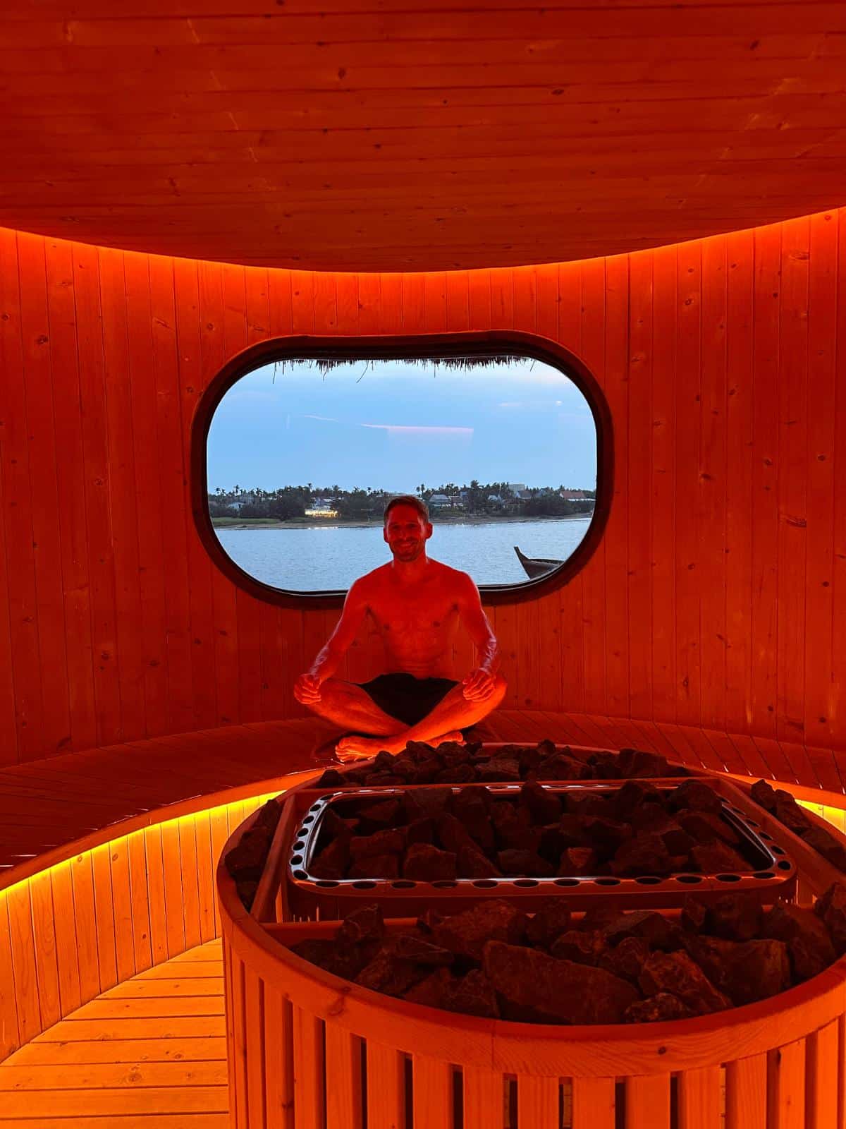 Meditieren in der Infrarotsauna mit ovalem Fenster zum Thu Bon Fluss, Namia River Retreat, Hoi An, Vietnam