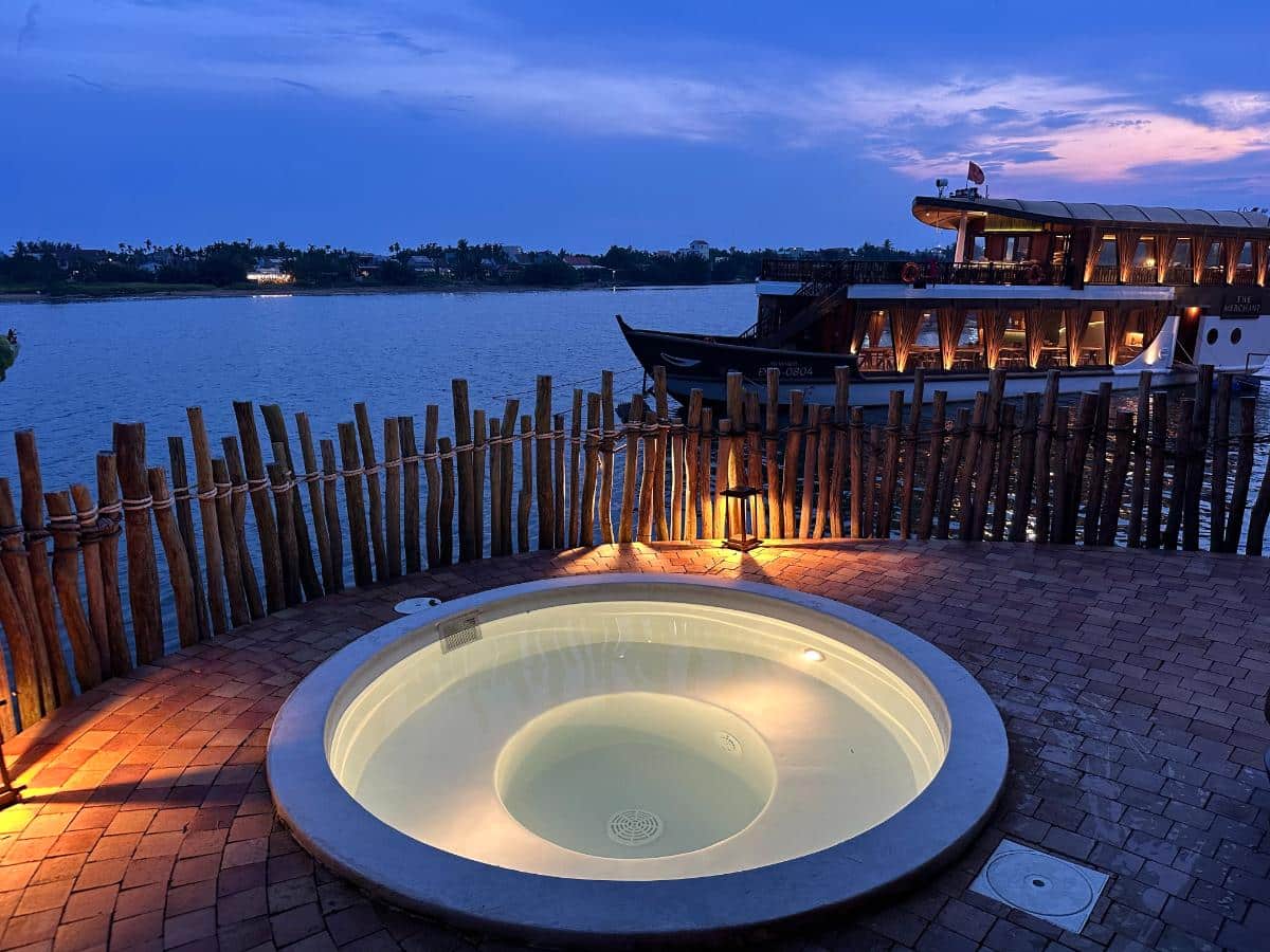 Kaltes Tauchbecken im Freien auf der Terrasse am Fluss bei Sonnenuntergang, Namia River Retreat Spa, Hoi An, Vietnam