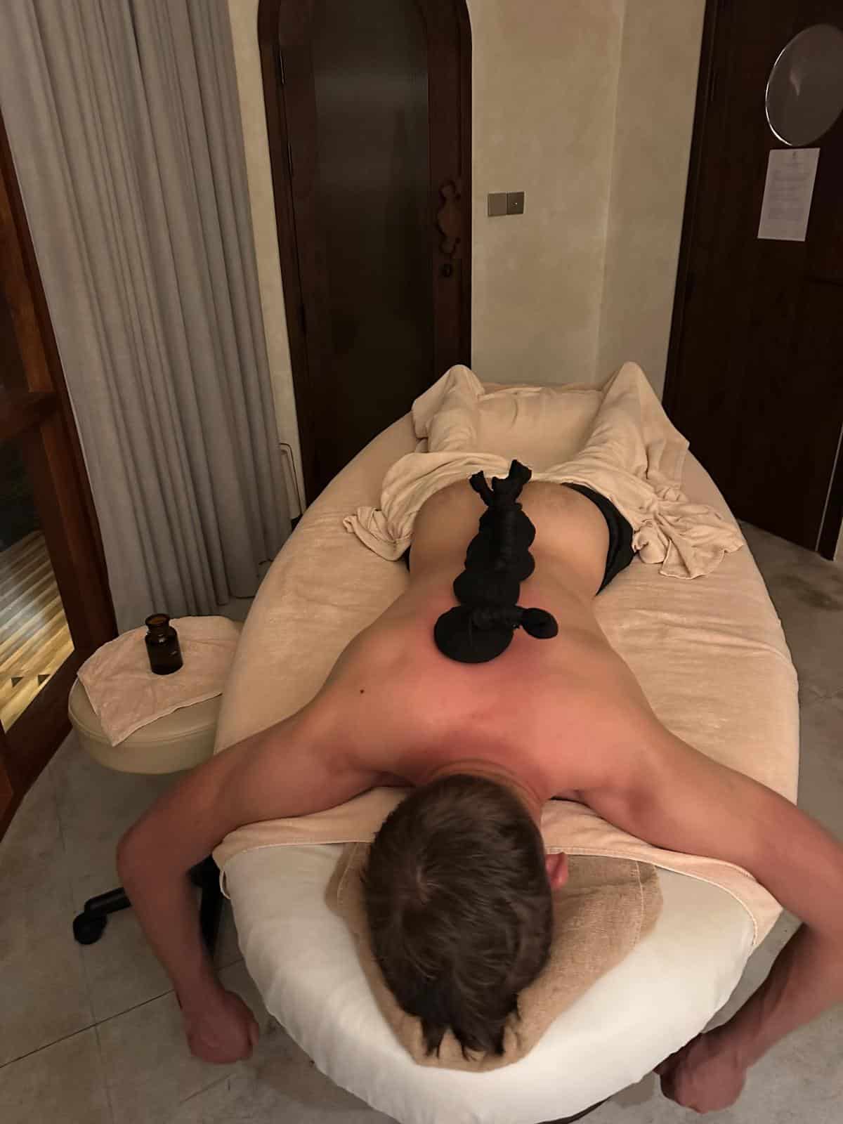 Vietnamesisches Hammam-Ritual mit Kräuterpeeling für den Rücken, Namia River Retreat Spa, Hoi An, Vietnam