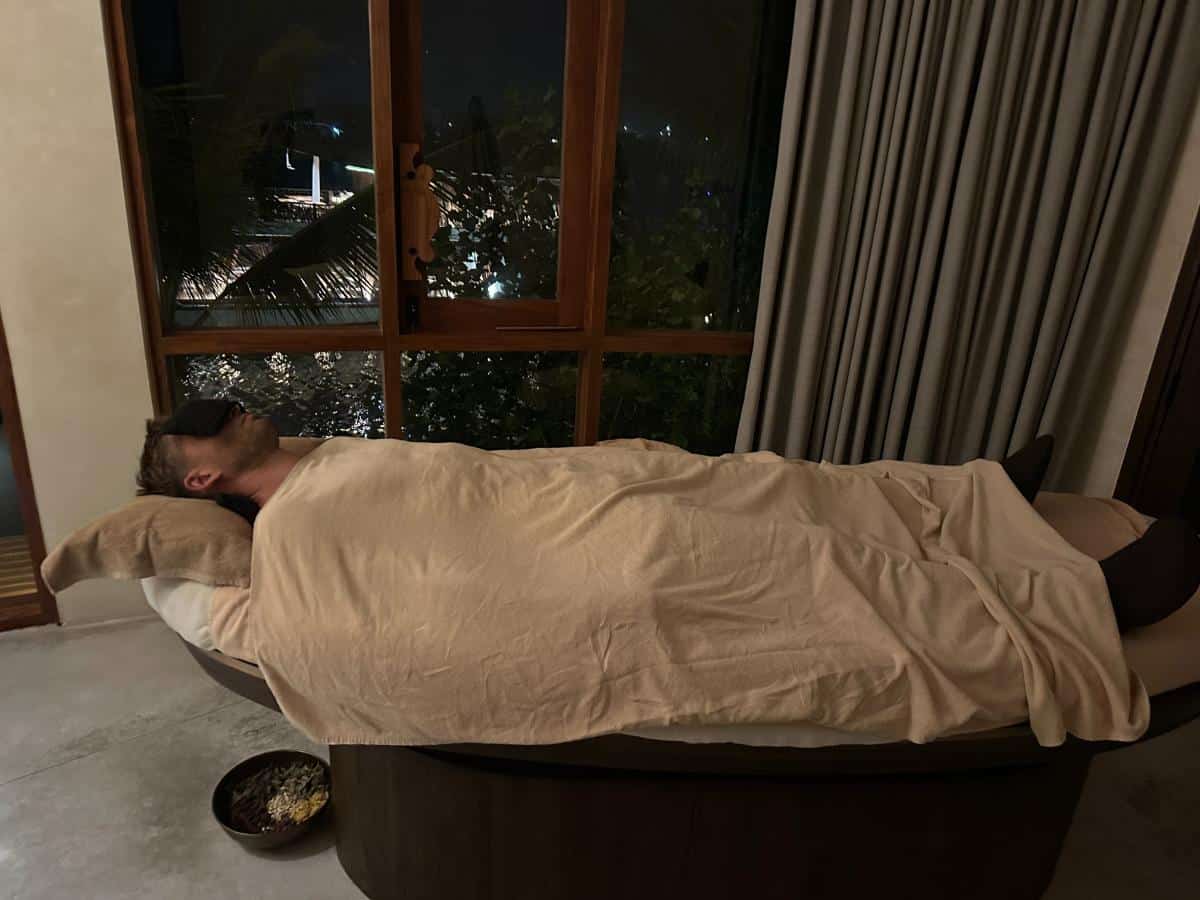 Massagebehandlung in einer Spa-Suite am Flussufer im Namia River Retreat, Hoi An, Vietnam