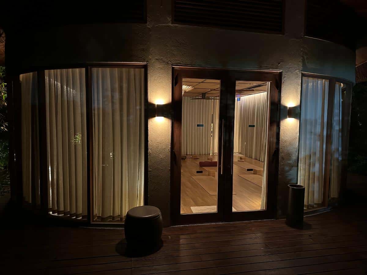 Geschwungener Vorhang trennt die Umkleidekabinen im Spa, Namia River Retreat, Hoi An, Vietnam