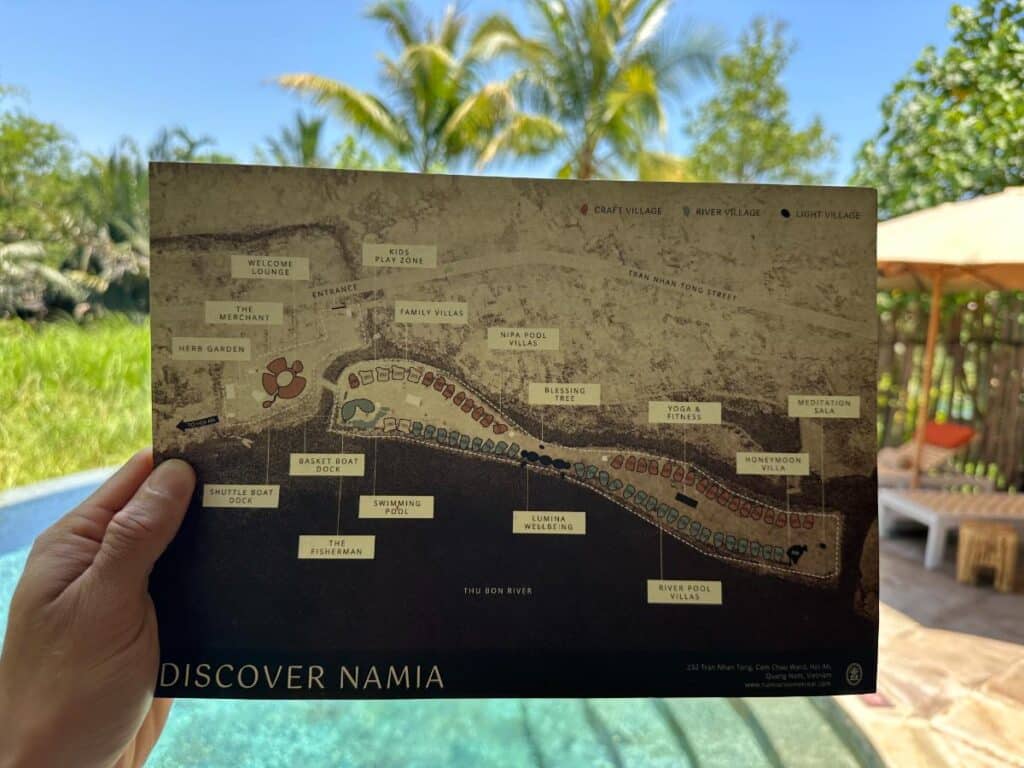 Luftaufnahme des Grundstücks mit Palmen und Villendächern, Namia River Retreat, Hoi An, Vietnam